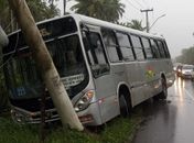 Chuva provoca acidentes na AL-101 Norte: ônibus e carro colidiram em poste; veja imagens