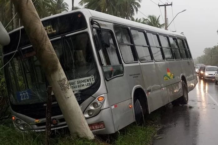 Chuva provoca acidentes na AL-101 Norte: ônibus e carro colidiram em poste; veja imagens