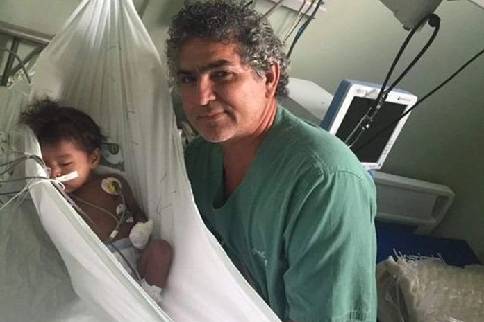 Fábio Marques, o técnico de enfermagem fez uma rede com lençol, na UTI, para um bebê indígena.Que lindeza!