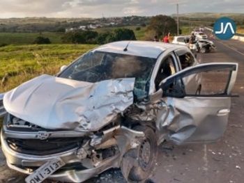 Colisão entre carros deixa feridos na AL 220 entre Arapiraca e Limoeiro de Anadia