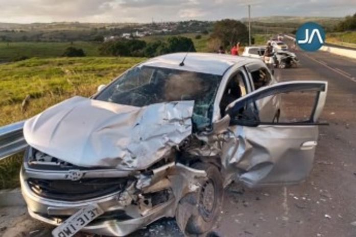 Colisão entre carros deixa feridos na AL 220 entre Arapiraca e Limoeiro de Anadia