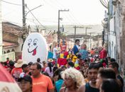 Ovo da Madrugada faz seu 14º desfile arrastando multidão pelas ruas de Penedo