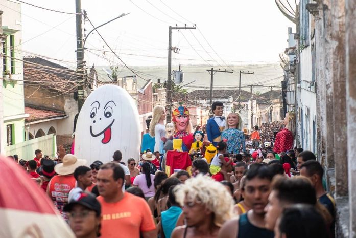 Ovo da Madrugada faz seu 14º desfile arrastando multidão pelas ruas de Penedo