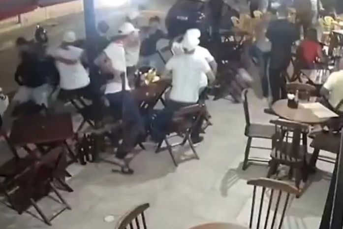 Briga entre torcedores em bar na Cruz das Almas: um dos envolvidos morre no HGE
