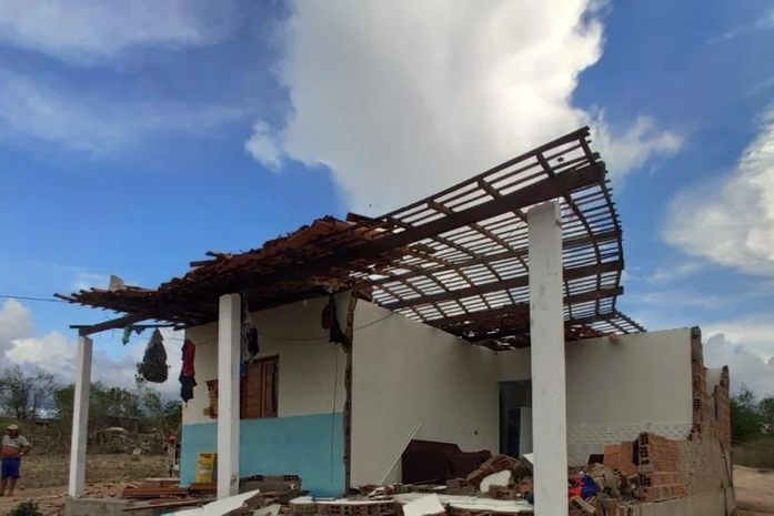 "Tornado" deixa comunidade em pânico em Estrela de Alagoas e provoca estragos