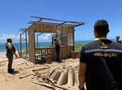 Construção irregular é retirada de área de preservação ambiental em Guaxuma