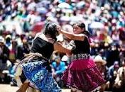 Pela "paz", cidade do Peru tem tradição de "pancadaria" no Natal 