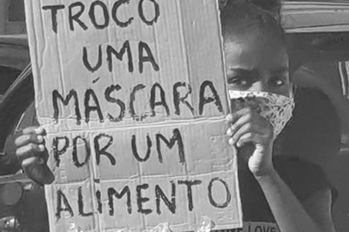 "Troco uma máscara por um alimento"- diz o cartaz da menina preta,ou a reinterpretação do 13 de maio.