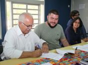 Teófilo homenageia colaboradores da Fliara e assina contratos do Prêmio Mestre Nelson Rosa