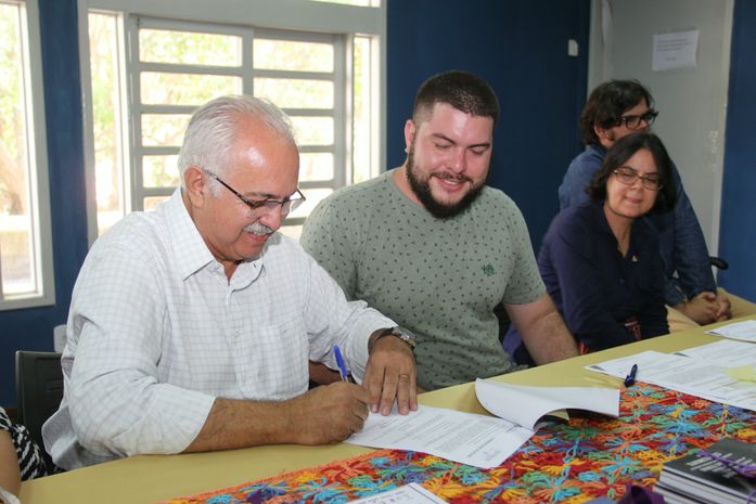 Teófilo homenageia colaboradores da Fliara e assina contratos do Prêmio Mestre Nelson Rosa