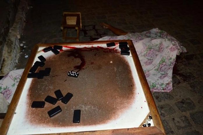 Um jovem morre e três ficam feridos em atentado enquanto jogavam dominó