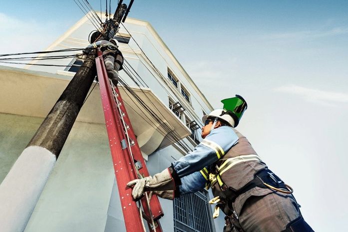 Equatorial Alagoas fiscaliza reordenamento de fibras na rede elétrica de Maceió