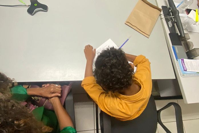 E nós, as mulheres, que parimos, o menino, todos os dias, estávamos lá…