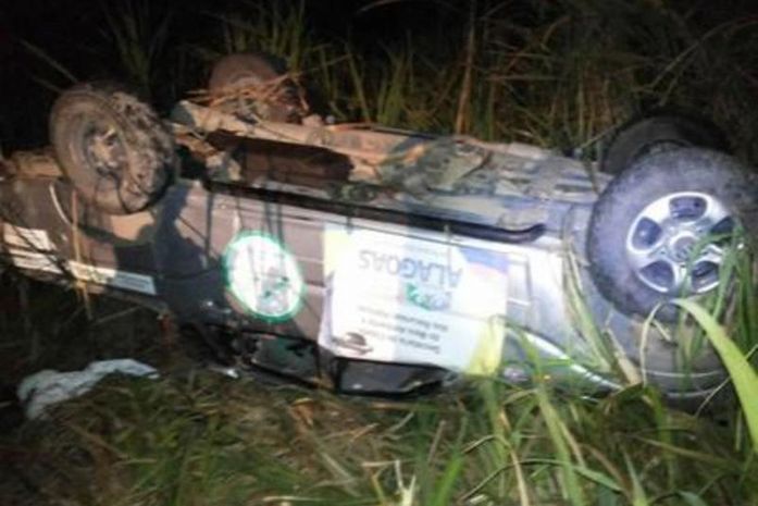 Militar perde controle de veículo e viatura capota em Marechal Deodoro