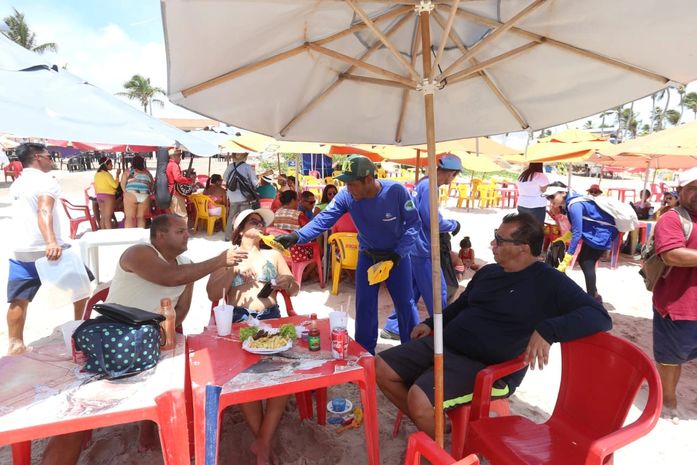Conscientização: Prefeitura realiza ação de educação ambiental na Praia do Francês