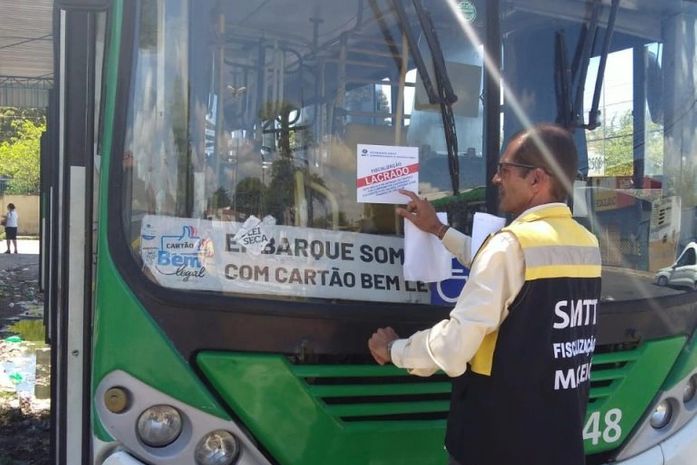 Após acidente com idosa, prefeitura retira ônibus de circulação