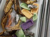 Policiais penais encontram maconha em bananas e sabonetes em barra.