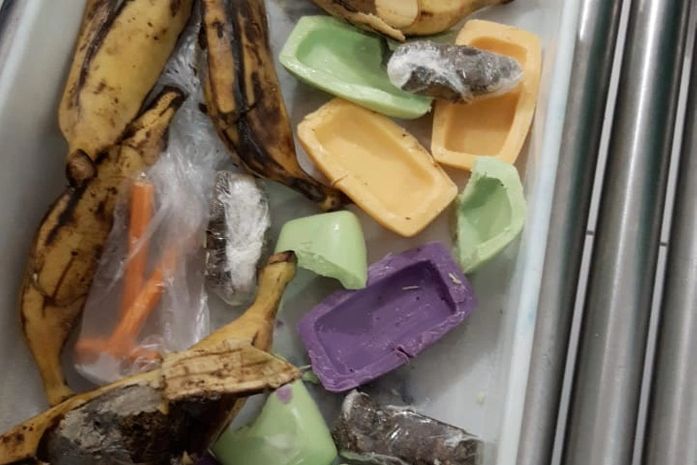 Policiais penais encontram maconha em bananas e sabonetes em barra.