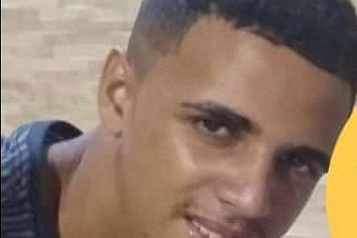 Thiago Ramos de Oliveira tentava carregar celular quando recebeu a descarga.