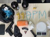 Homem é preso e drogas e simulacro de arma são apreendidos em ação da PM em Igreja Nova