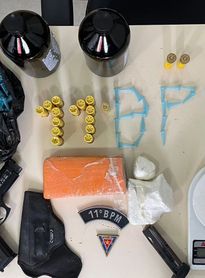 Homem é preso e drogas e simulacro de arma são apreendidos em ação da PM em Igreja Nova