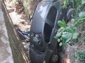 Motorista perdeu o controle da direção e carro caiu em córrego.