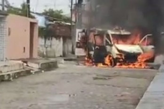 Vídeo: Ambulância pega fogo e explode na parte alta de Maceió; Veículo é de empresa privada