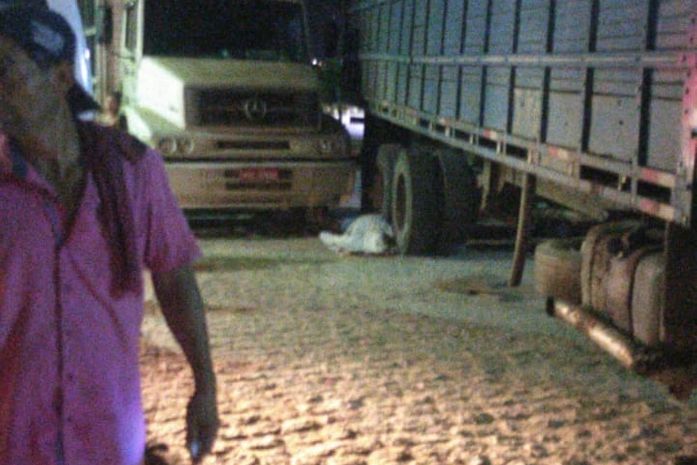 Homem morre ao ser atingido por caminhão conduzido pelo irmão que tentava estacionar veículo