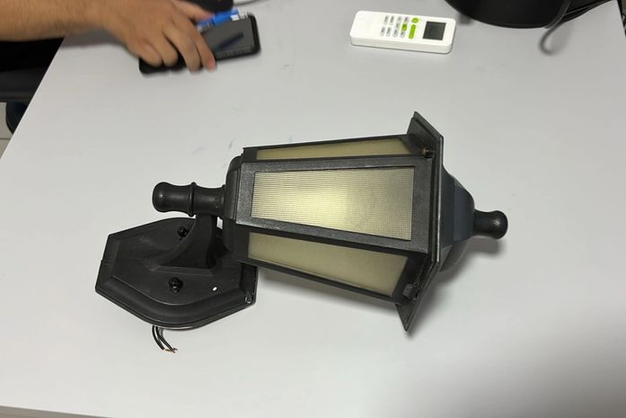 Homem compra luminária furtada e é preso após dono do estabelecimento instalar rastreadores