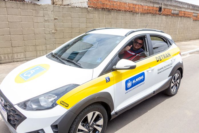 Candidatos PcDs realizam prova prática com carro adaptado do Detran Alagoas