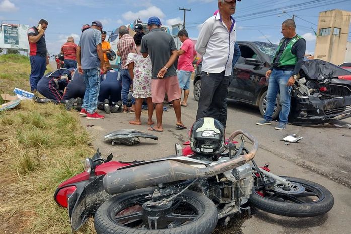 Batida entre carro e moto