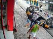 Vídeo: viatura do DMTT capota em perseguição a carro que realizava transporte clandestino, no Centro