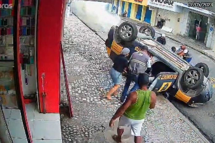 Vídeo: viatura do DMTT capota em perseguição a carro que realizava transporte clandestino, no Centro