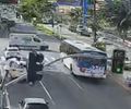 Câmeras de videomonitoramento flagram momento exato em que ambulância colide com ônibus; veja