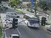 Câmeras de videomonitoramento flagram momento exato em que ambulância colide com ônibus; veja