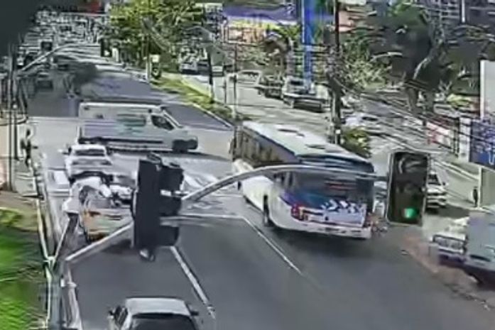Câmeras de videomonitoramento flagram momento exato em que ambulância colide com ônibus; veja