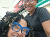  A senhora é muito linda!- disse a moça.
-Somos!- respondeu esta ativista, Arísia Barros
Ubuntu!


