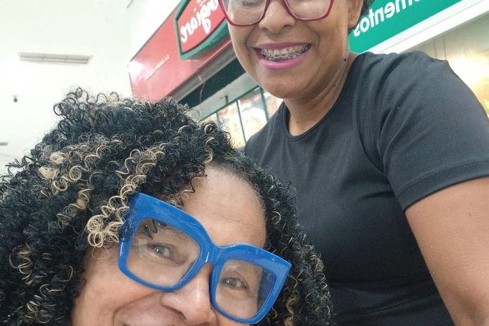 A senhora é muito linda!- disse a moça.
-Somos!- respondeu esta ativista, Arísia Barros
Ubuntu!