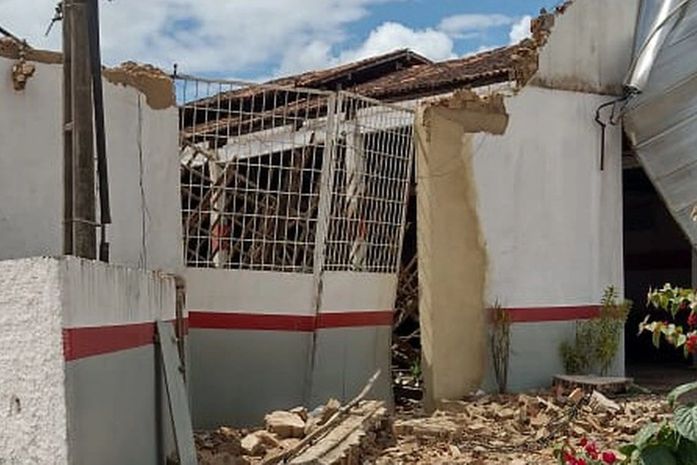 Telhado de oficina de balanceamento de veículos desaba em Arapiraca 