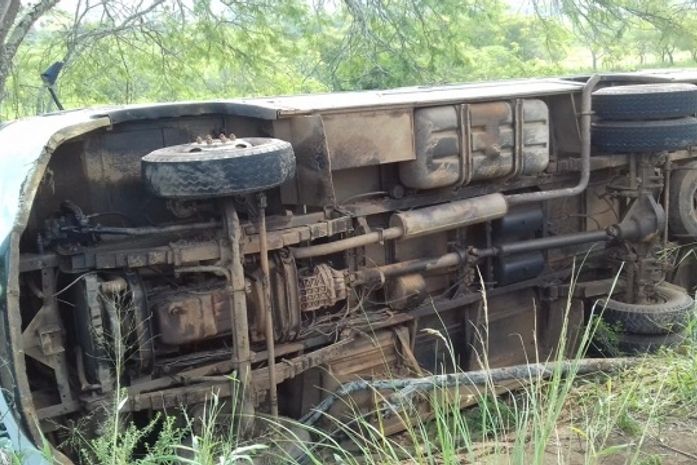 Micro-ônibus virou ao sair da pista