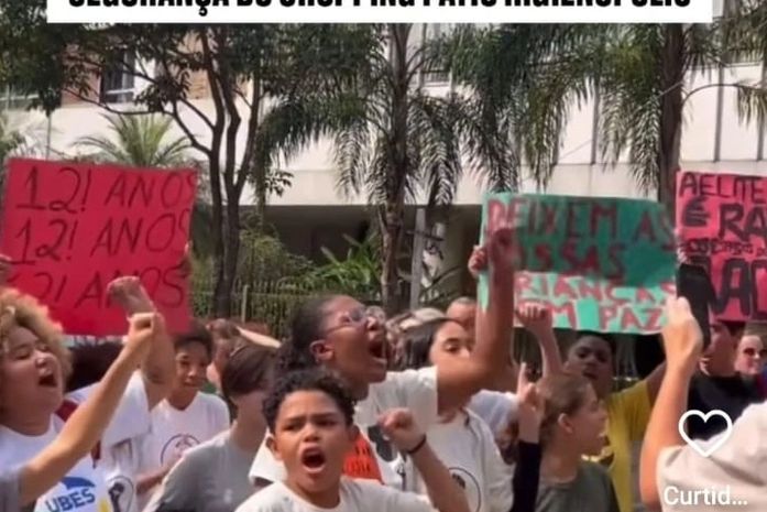 Tão lindo o senso crítico antirracista de centenas de crianças e adolescentes da escola particular. Não ao racismo! - bradavam na porta do Shopping