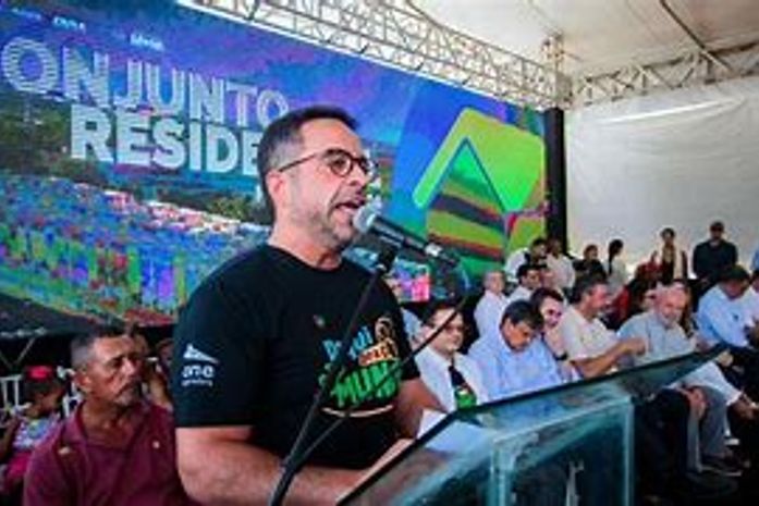 Paulo, afirmou que Rafael Brito foi o melhor secretário de educação que Alagoas já teve. Além de contar lorotas, ainda, humilhou a atual gestão, de uma mulher. Eita!