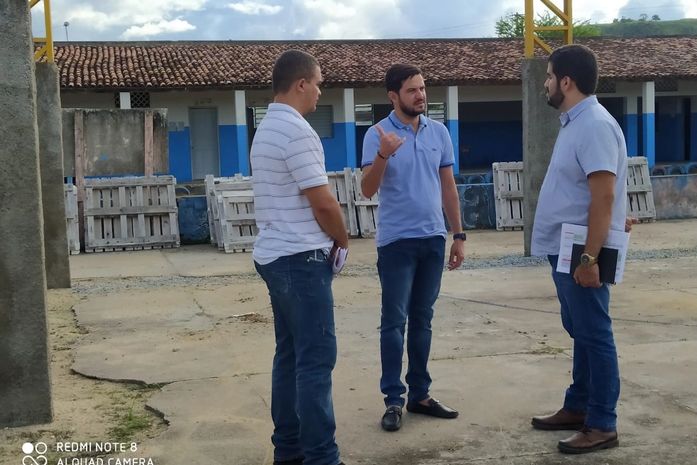 Prefeito de Maribondo visita construção de ginásio e garante que obras não vão parar