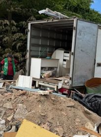 Caminhão é apreendido após descarte irregular de resíduos na Santa Lúcia, em Maceió