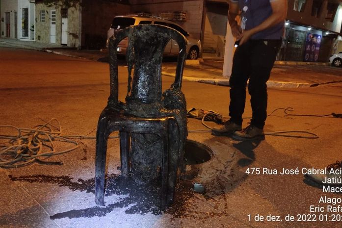 BRK retira cadeira de plástico de tubulação de esgoto no bairro Jatiúca; veja vídeo