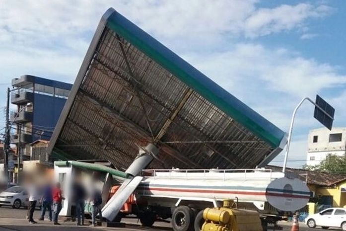 Cobertura de posto cai em cima de caminão