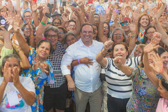 Prefeito Luciano participa de baile social com mais de 400 idosos atendidos pelos CRAS