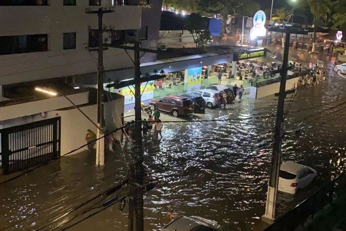 Temporal deixou ruas alagadas e causou transtornos em Maceió