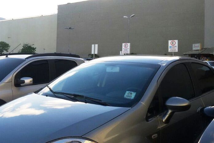 Veículo estacionado irregularmente em vaga de idoso
