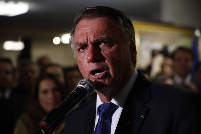 Bolsonaro a caminho do banco dos réus